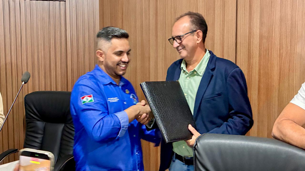 Presidente da Câmara Municipal de Livramento recebe “anteprojetos” do PCCR dos servidores   